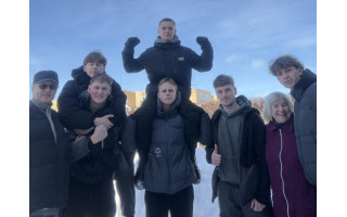 Palangos moksleivių iniciatyva sušildė visų širdis ir „susprogdino“ šalies žiniasklaidą: sniegą kasa nemokamai – ir net naktimis 