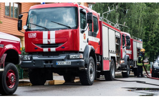 Palangoje užsidegus vežamoms šiukšlėms, jas teko išpilti pagrindinėje kurorto gatvėje 