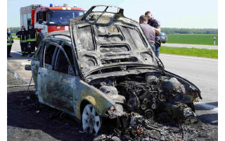 Kontrabandinių cigarečių vežėjas bandydamas atsikratyti įkalčių kelyje Šiauliai-Palanga padegė automobilį 