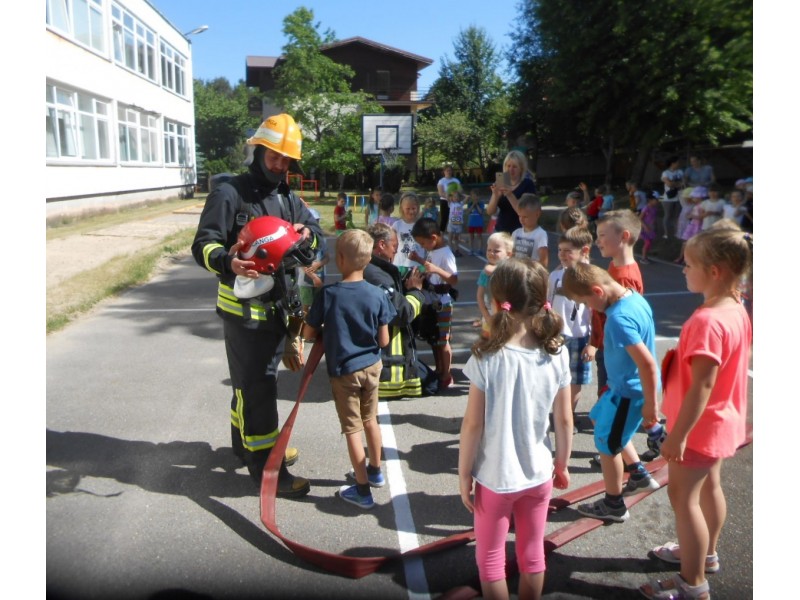 Vaikų gynimo dieną paminėjo šviesdami vaikus gaisrinės saugos klausimais