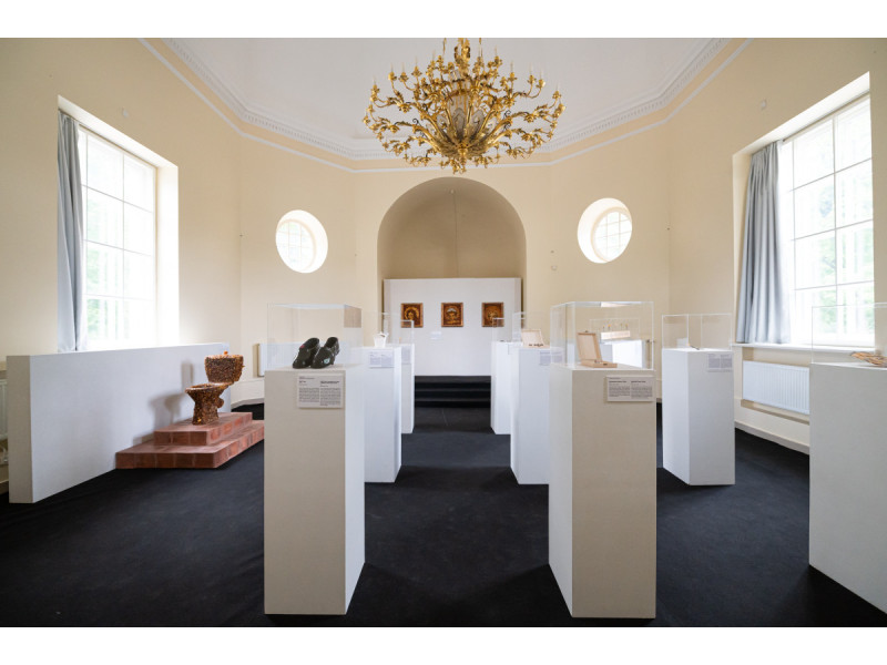 Koplyčios parodų salėje - šiuolaikinių menininkų dirbiniai