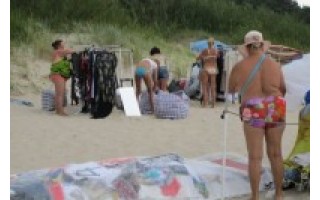 Palangos moterų paplūdimyje – turgus be persirengimo kabinų