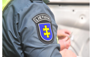 Palangoje vairuotojas policijai pateikė klastotę, gudrauti bandė ir Klaipėdoje sustabdyto automobilio vairuotojas