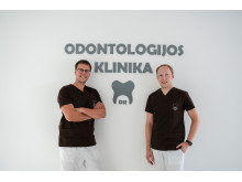(Kairėje) DR Odontologijos klinika įkūrėjas Regimantas Simuntis ir Paulius Tušas
