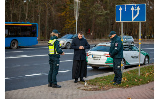 Klaipėdos apskrities kelių policijos pareigūnai žvakelėmis pagerbė žuvusiuosius per eismo įvykius  