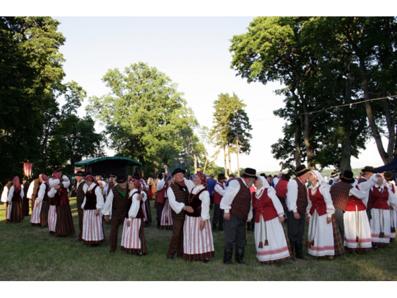 „Idant lietuviška daina garsiau skambėtų, idant tautinis šokis kuo smagiau širdį užgautų!“