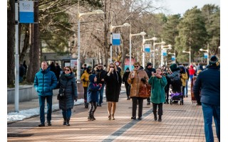 Penktadienį Palangoje – minios žmonių: suskubo pasidžiaugti jūra prieš įvedamus ribojimus  