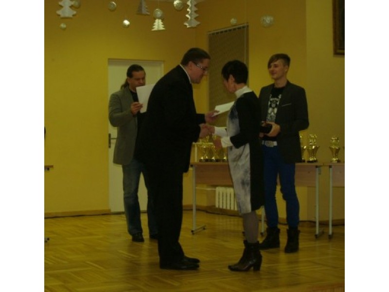 Palangos meras Š.Vaitkus įteikė atminimo dovanas lengvaatlečiui P.Baltrušiui (pirmas iš dešinės) ir jo trenerei I.Apanavičiūtei.