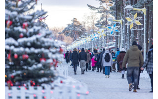 Palanga pradeda šventinį Kalėdų laikotarpį: įžiebiama išskirtinė eglių eglė, viešbučiai siūlo žiemiškas pajūrio atostogas 