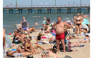 Svilinantys karščiai nebeleido laukti savaitgalio: Palangos paplūdimys pildosi jau šiandien 