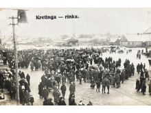 Nuotraukose – Kretingos apskrities gyventojai, dalyvavę 1923 m. rugsėjo 17 d. gyventojų surašyme: Kretingos Turgaus aikštė turgaus dieną. 1919–1920 m.  Autoriaus archyvas