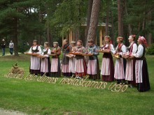 Maironiui skirtosios Birutės parko dienos svečius lydėjo prie išmoningai išpintų citatų iš poeto eilių dainavusios ir kanklėmis skambinusios dainininkės.  