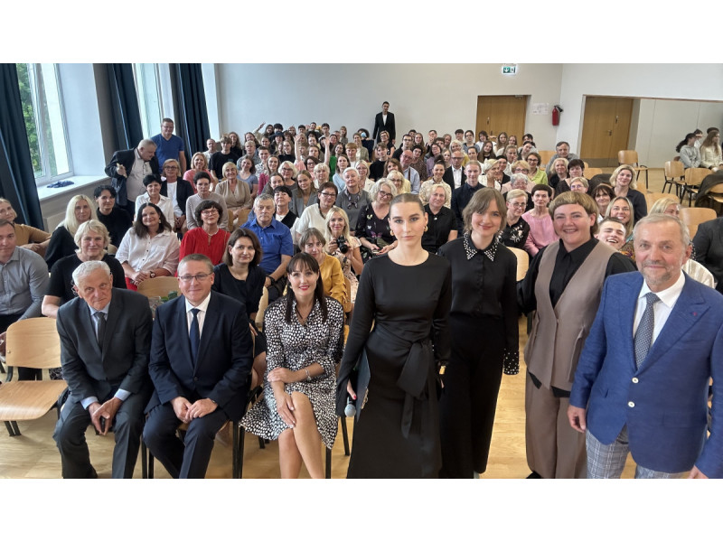 Palangos senosios gimnazijos bendruomenė: „Direktoriau Leonai, savo prasminga veikla kūrėte sielą, ieškančią bendrystės, atradimų, egzistencinių atramų“