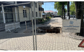 Prie Palangos savivaldybės atsivėrusi įgriuva „pagavo“ sunkvežimį 