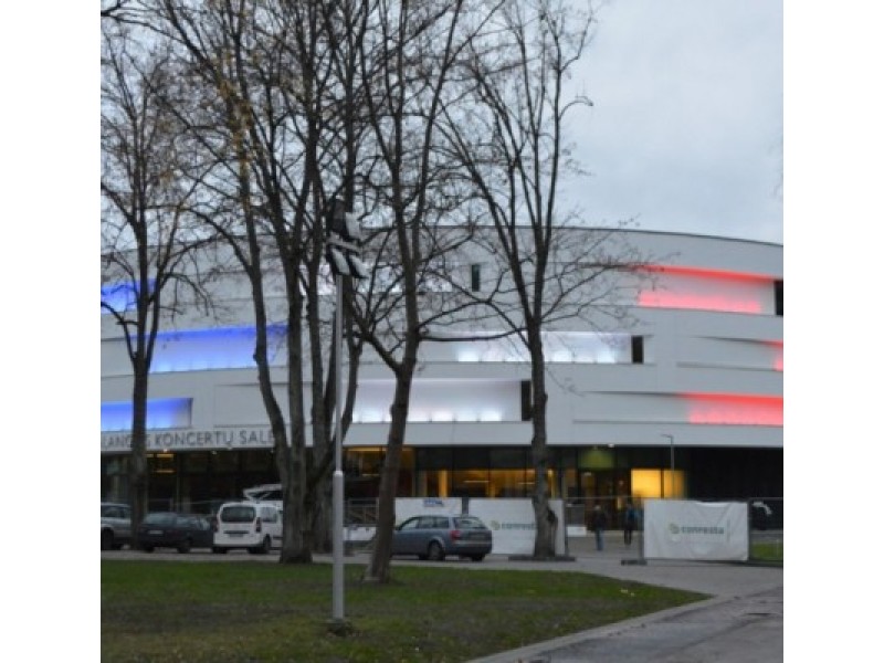 Koncertų salė nušvito Prancūzijos vėliavos spalvomis
