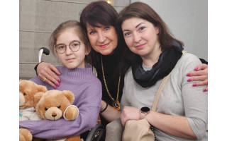 Ukrainietė mergaitė su reta genetine liga sulaukė ypatingos Palangos LIONS dovanos – kosulio asistento aparato