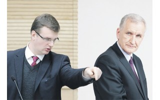 Jaunas, spyrį jau gavęs eržilas parvertė darbinį politikos kuiną