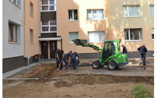 Miesto komunalininkai darbuojasi Druskininkų g. 4 namo kieme
