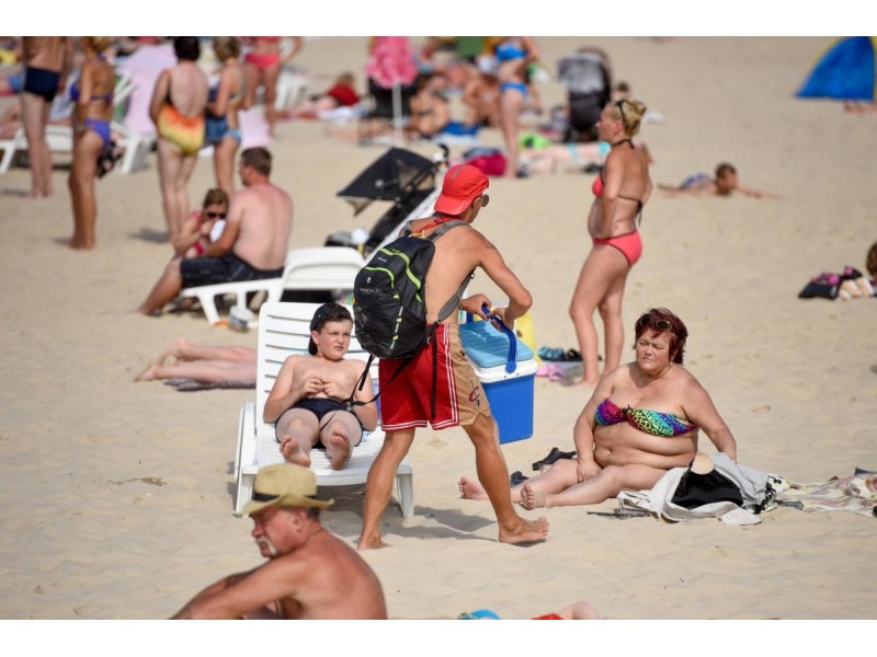 Paplūdimiuose klesti nelegali prekyba alkoholiu ir čeburekais: papasakojo, kokių gudrybių imasi prekiautojai 