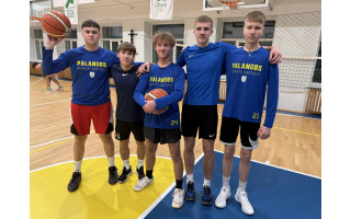 Naktinio kalėdinio krepšinio fiesta Palangos senojoje gimnazijoje – per aštuonias valandas sužaista 12 rungtynių, įmesti 2357 taškai 