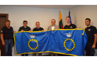 Palangai atstovausiantiems Lietuvos pažinimo ralio „Ryterna modul Mototourism Rally 2024“ dalyviams įteiktos miesto vėliavos
