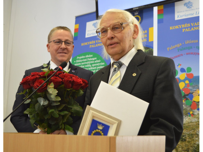 Tarybos nariai, meras pasveikino Palangos miesto garbės pilietį, profesorių Vladą Žulkų su 80-mečiu