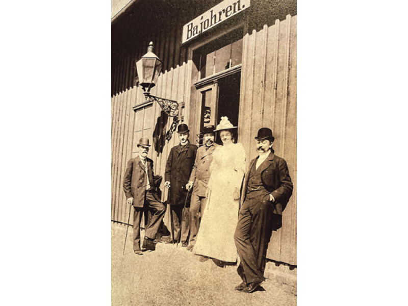 Kretingos grafų Tiškevičių šeimos nariai ir dvariškiai Bajorų geležinkelio stotyje, išlydint į Prancūziją grafą Benediktą Henriką Tiškevičių. 1893 m.  B. H. Tiškevičiaus nuotr.