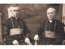 J.Galdikas (dešinėje) ir Telšių vyskupas Vincentas Borisevičius (XX a. 4 dešimtmetis).