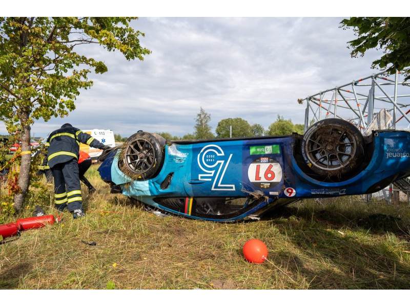 Pamatykite: kraupi avarija lenktynėse Palangoje – automobilis rėžėsi į operatorių bokštelį