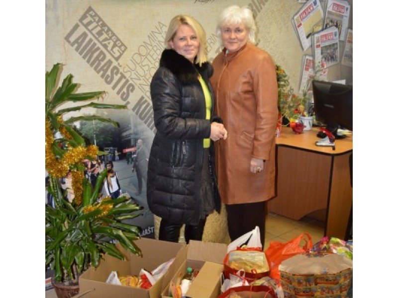 „Gintarėlio“ bendruomenės suneštas dovanas perdavė direktorė I. Milkontė (dešinėje) ir jos pavaduotoja L. Kesminienė.