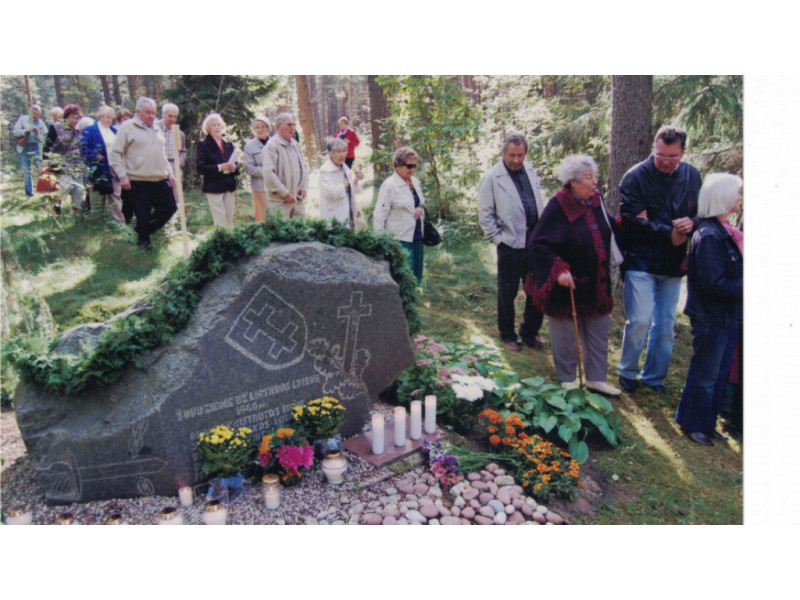 Palangos tremtiniai prie buvusio partizanų bunkerio Žibininkų kaime.