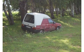 Šeimininkų užmiršti automobiliai kledarai griozdina kiemus, darko miesto erdves