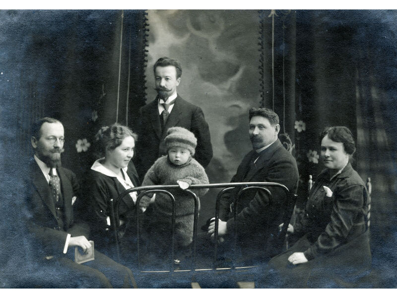 Končių ir Kentrų šeimynos. Stovi Ignas Končius. 