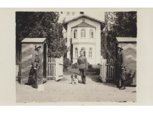 Prezidentinė sargyba prie vilos „Baltoji“. Fotografijos aut. nežinomas. Palanga, XX a. 4 deš. Iš Palangos kurorto muziejaus fondų.