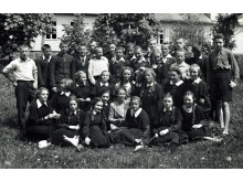 Šventosios Vytauto Didžiojo gimnazijos Palangos skyriaus moksleiviai su mokytoja. Nežinomas fotografas, 1940 m. pavasaris. 