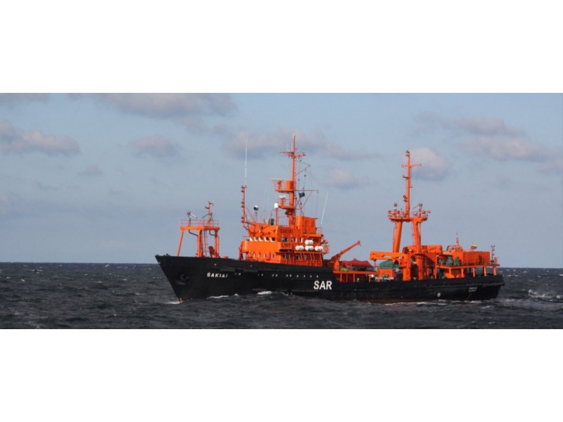 Laivas „Šakiai“ vykdo jūroje prie Būtingės išsiliejusių teršalų likvidavimo operaciją
