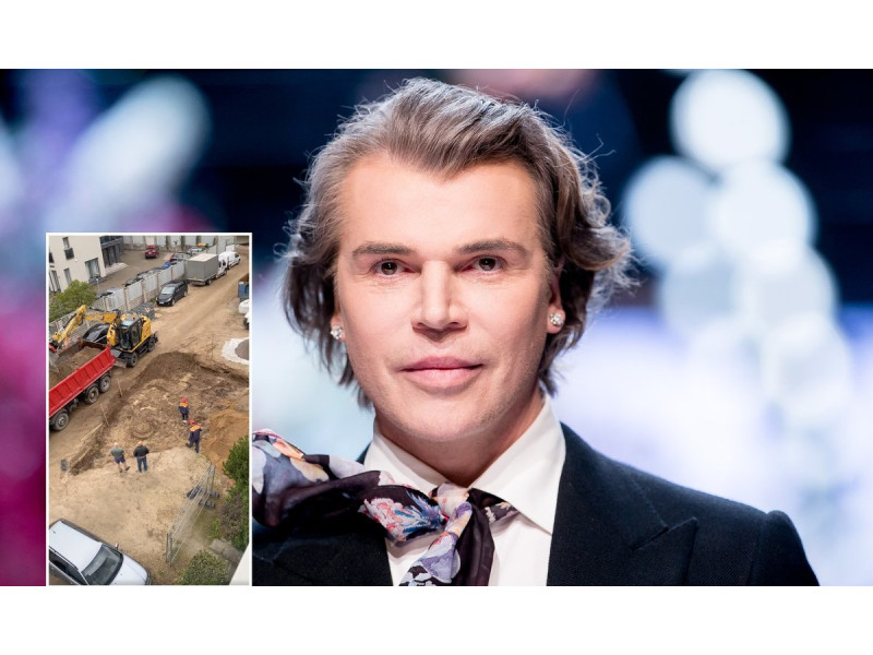 Juozas Statkevičius, šalia jo namų važinėjantys traktoriai / Delfi, asm. albumo nuotr.