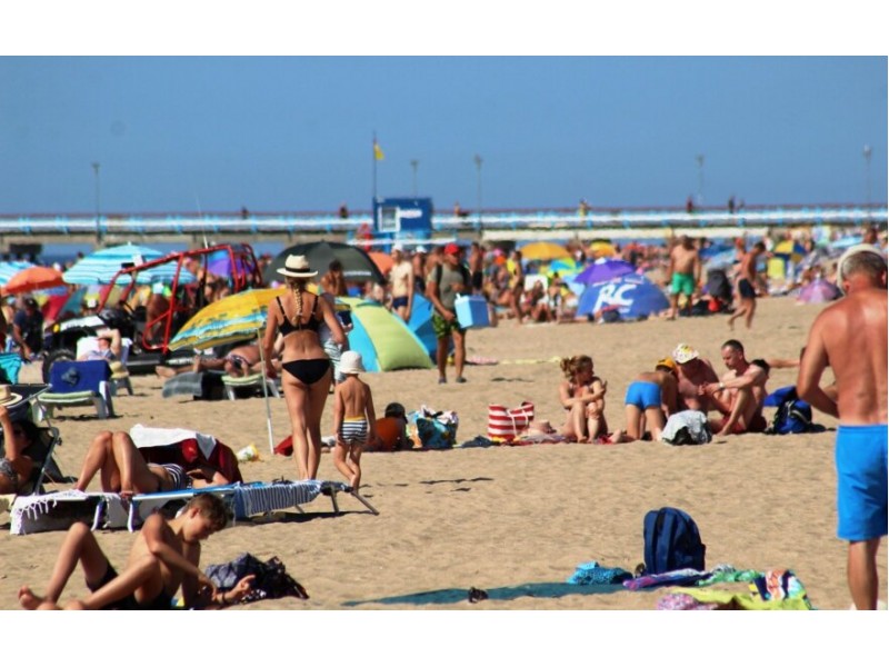 Lietuviai plūsta į pajūrį. Palanga sparčiai pilnėja  