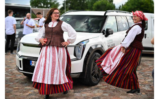 Elektromobilių varžybos „Ignitis ON: pažink Lietuvą!“ finišavo Palangoje – pergales šventė „Porsche“, „Mercedes“ ir „BMW“ ekipažai