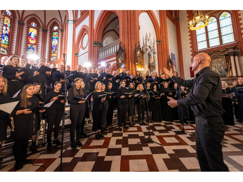 CANTATE PALANGAI: PULSUOJANTYS PASAULIO RITMAI SU  „SYMPHONIC ADIEMUS“