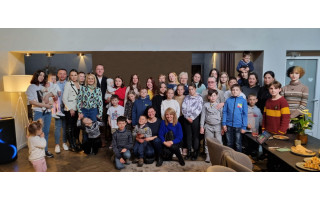Palangos meras Šarūnas Vaitkus su žmona Vilma ir vaikais  pakvietė 40 karo pabėgėlių iš Ukrainos į popietę Palangoje 