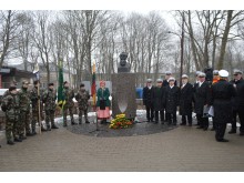 Vasario 16-osios nepriklausomybės akto signatarų pagerbimo ceremonija prie J. Basanavičiaus paminklo.