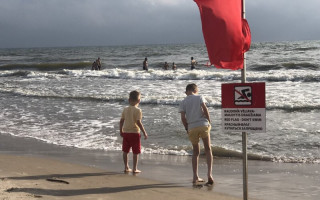 Palangos pliaže – ypatingas įspėjimas, bet poilsiautojams tai nė motais: gelbėtojai sako, kad tokių gelbėti neprivalo 