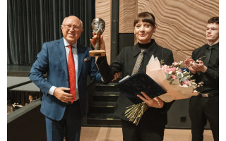 Jubiliejinė „Mūza“ įteikta Klaipėdos valstybinio muzikinio teatro solistei Ritai Petrauskaitei