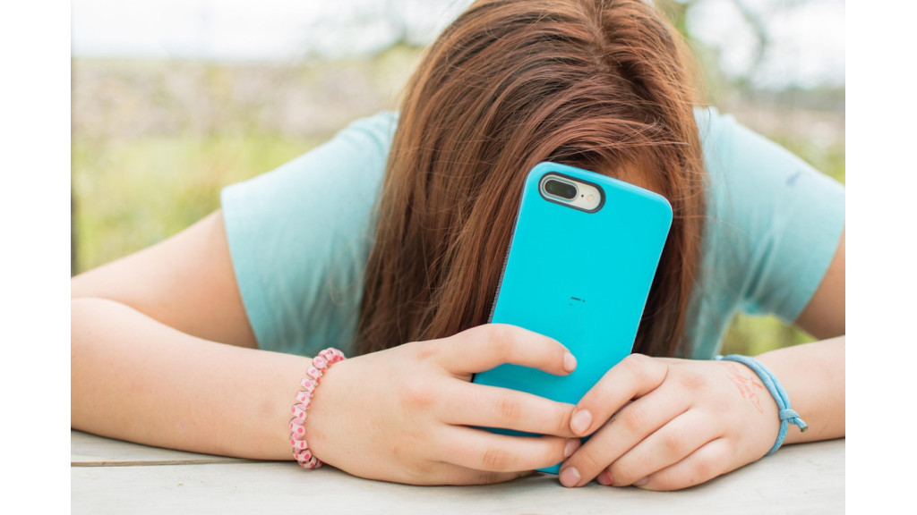 Paauglių depresija, nerimas, savižala tiesiogiai susiję su socialinių tinklų naudojimu