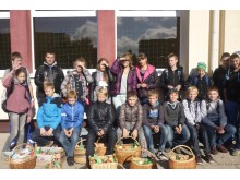 Baltijos” pagrindinės mokyklos mokiniai pririnko krepšius obuolių, prie kurių pritvirtino stilizuotus rudens lapelius su pačiais nuoširdžiausiais palinkėjimais senjorams.