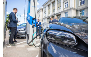 Savivaldybės garažus pildo elektromobiliais: nors dabar nėra būtina, po poros metų galės pirkti tik juos 