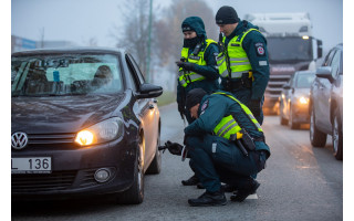Klaipėdos apskrities VPK Kelių policijos pareigūnai tikrino vairuotojų pasirengimą šaltajam sezonui