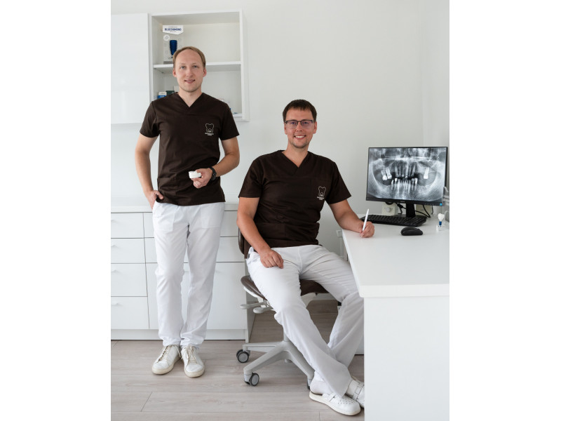 Klinikoje dirba net du medicinos mokslų daktarai: jos įkūrėjas Regimantas Simuntis (dešinėje) ir gydytojas endodontologas Paulius Tušas