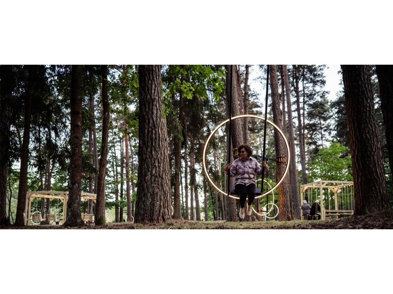 Darbėnuose – pirmasis ir vienintelis Lietuvoje šviečiančių sūpynių parkas